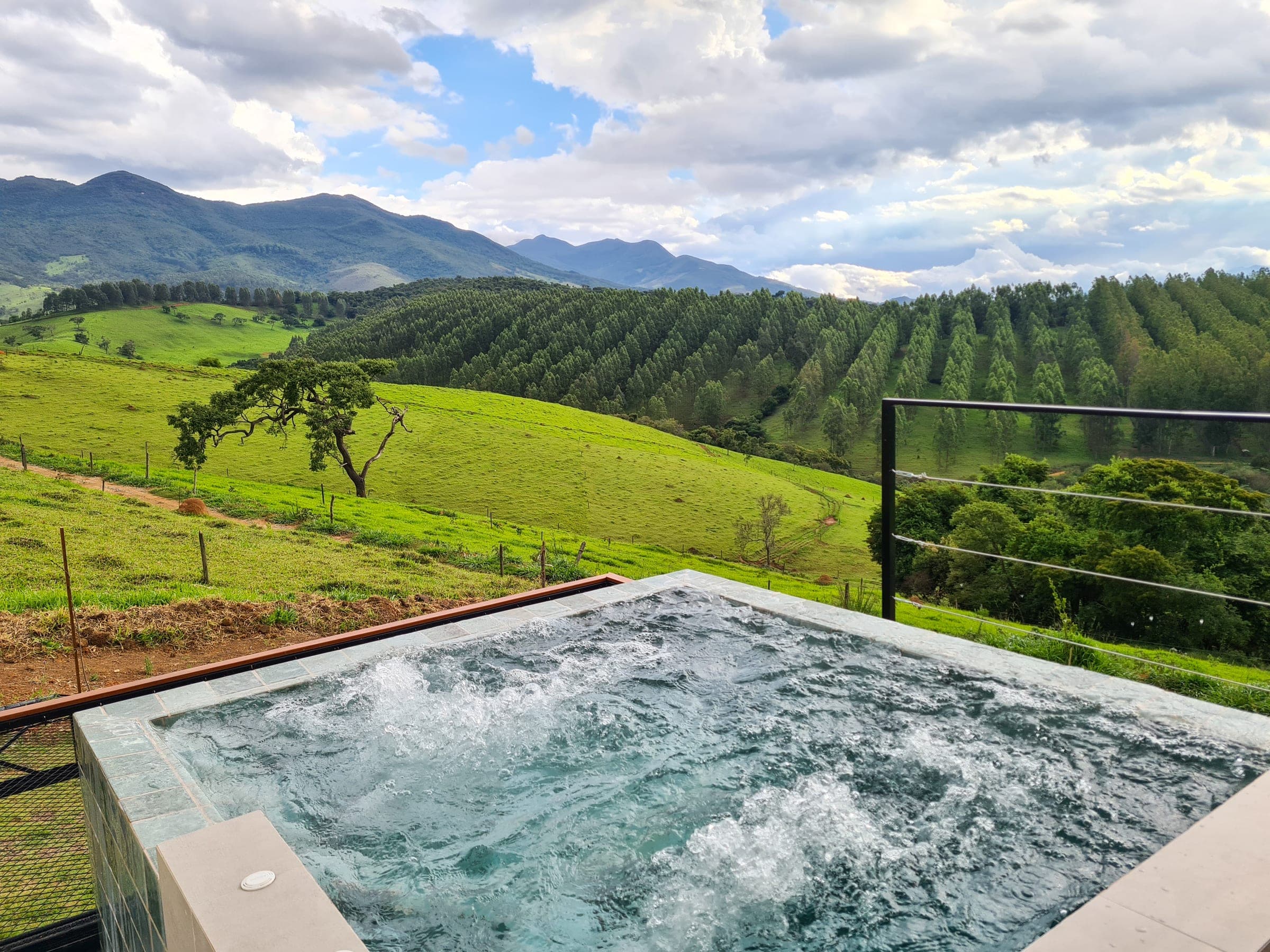 SPA do Solarium 1 com hidromassagem ligada e vista para as montanhas da Serra Fina